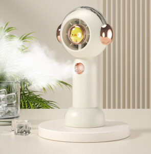 0400 quat cam tay mini phun suong hinh con vit