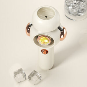 0404 quat cam tay mini phun suong hinh con vit