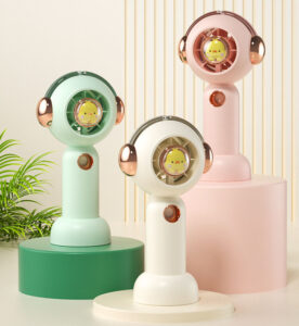 0407 quat cam tay mini phun suong hinh con vit