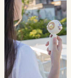 0409 quat cam tay mini phun suong hinh con vit