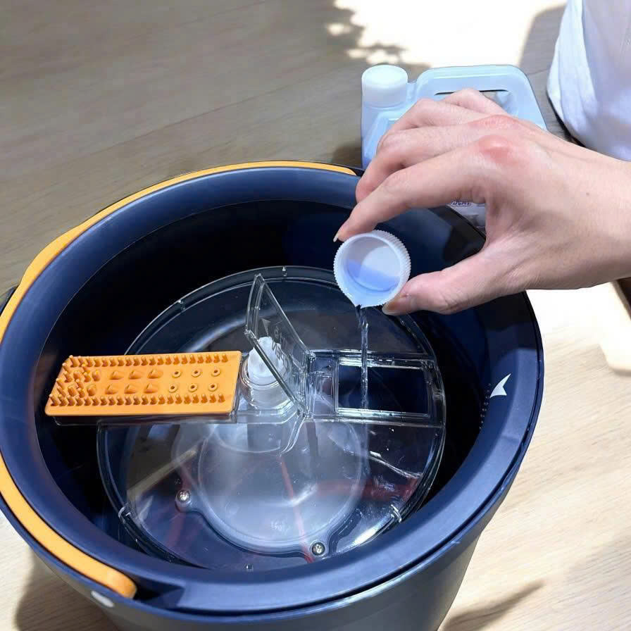 Nước lau sàn, tẩy nhà tắm WAI Rookie-V 2L Nhật Bản (hương Lavender) 3 z7200214272843 f9a12697cd06f04db2b4a5d042e4aaa0